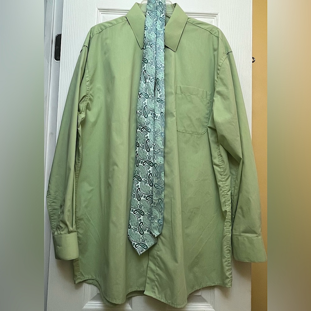 Bucheli Modaitalia Mens sage green dress shirt and tie